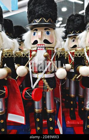 Nutcracker in legno giocattolo decorativo in negozio durante le vacanze di Natale: Tallinn, Estonia - 22 ottobre 2020 Foto Stock