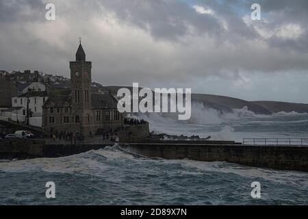 Porthleven, Cornovaglia, Regno Unito. 28 Ott 2020. Tempesta in Cornovaglia, Porthleven Cornovaglia Tourist accorrono per vedere grande rigonare alla Torre dell'Orologio e Harbour Credit: kathleen White/Alamy Live News Foto Stock