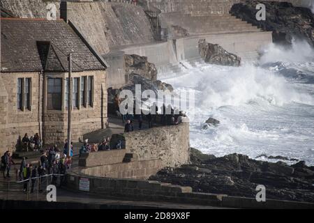 Porthleven, Cornovaglia, Regno Unito. 28 Ott 2020. Tempesta in Cornovaglia, Porthleven Cornovaglia Tourist accorrono per vedere grande rigonare alla Torre dell'Orologio e Harbour Credit: kathleen White/Alamy Live News Foto Stock