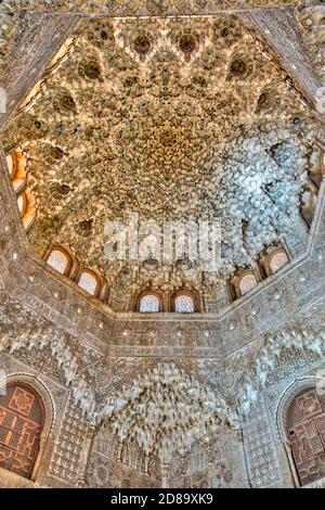 Dettagli interni del Palazzo dell'Alhambra, immagine HDR Foto Stock