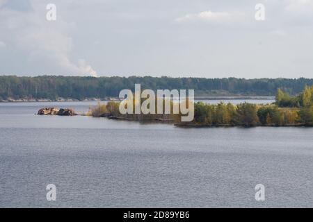 19 ottobre 2020, Sassonia, Elsterheide/OT Bluno: Vista dal bordo del villaggio sul Sabrodter See. Il villaggio si trova nel mezzo della zona di carbone marrone. L'estrazione del carbone è stata abbandonata nel 1991 e i fori rimanenti sono stati allagati. Come parte del Lusazian Lakeland Bluno si trova presso il Sabrodter See e il Blunoer South Sea. Foto: Soeren Stache/dpa-Zentralbild/ZB Foto Stock