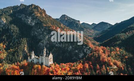 Castello di New Schwanstein in autunno circondato da colorate tress Foto Stock