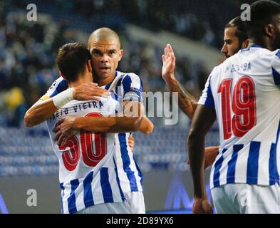 Fabio Vieira di Porto celebra il suo gol con Pepe durante la UEFA Champions League, Group Stage, partita di calcio del Gruppo C tra FC Porto e Olymp C. Foto Stock