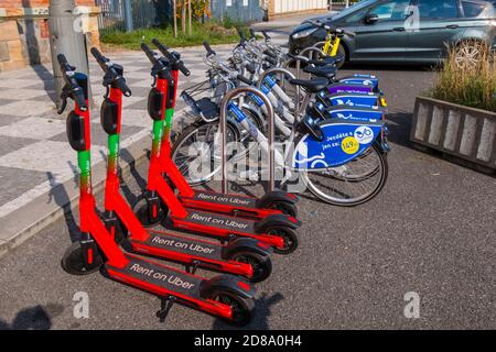 Scooters elettrici e bici di città, di fronte al mercato di Holesovice, Praga, Repubblica Ceca Foto Stock