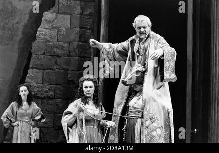 l-r: Helen Fitzgerald (Iras), Judi Dench (Cleopatra), Anthony Hopkins (Mark Antony) in ANTONY E CLEOPATRA di Shakespeare al Teatro Olivier, Teatro Nazionale (NT), Londra 09/04/1987 Set design: Alison Chitty illuminazione: Stephen Wentworth regista: Peter Hall Foto Stock