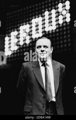 Anthony Hopkins (Lambert le Roux) in PRAVDA scritto e diretto da David Hare all'Olivier Theatre, National Theatre (NT), Londra SE1 02/05/1985 scenografia: Hayden Griffin Costumi: Lindy Hemming Foto Stock