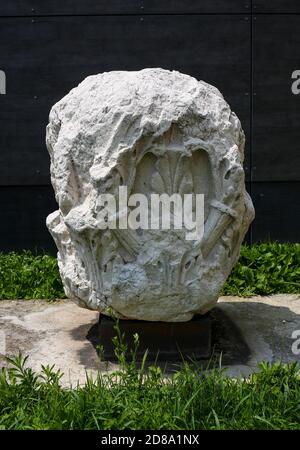 Brescia, Italia - 26 giugno 2019: Decorazioni dei ruderi del Campidoglio di Brixia, tempio dedicato alla Triade Capitolina Giove, Giunone e miniera Foto Stock