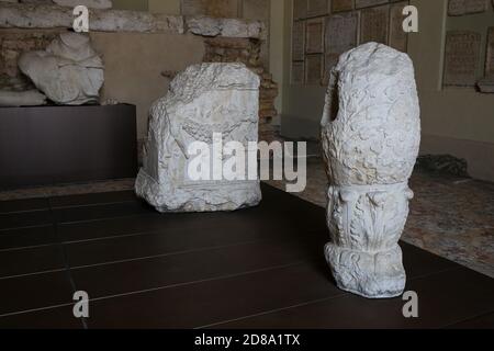 Brescia, Italia - 26 giugno 2019: Decorazioni dei ruderi del Campidoglio di Brixia, tempio dedicato alla Triade Capitolina Giove, Giunone e miniera Foto Stock