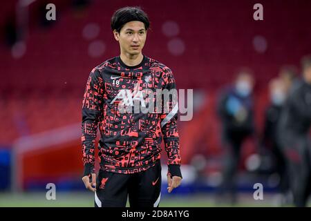 Takumi Minamino del Liverpool FC si riscalda prima della UEFA Champions League, Group Stage, partita di calcio del gruppo D tra Ajax e Liverpool il prossimo ottobre Foto Stock