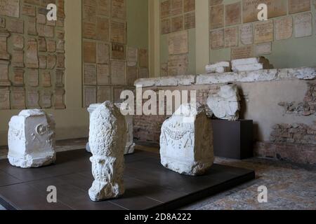 Brescia, Italia - 26 giugno 2019: Decorazioni dei ruderi del Campidoglio di Brixia, tempio dedicato alla Triade Capitolina Giove, Giunone e miniera Foto Stock