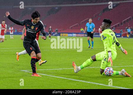 Takumi Minamino del Liverpool FC, Andre Onana di Ajax durante la UEFA Champions League, la fase di gruppo, la partita di calcio del gruppo D tra Ajax e Liverpoo C. Foto Stock