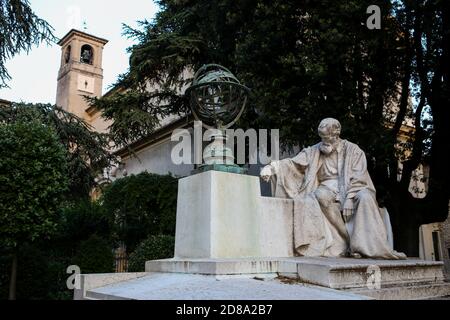 Italia, Brescia: Monumento di Niccolo Fontana, Niccolo Tartaglia. Matematico italiano. Autore della prima traduzione di Euclid Elements (1543) in Foto Stock