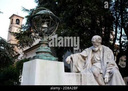 Italia, Brescia: Monumento di Niccolo Fontana, Niccolo Tartaglia. Matematico italiano. Autore della prima traduzione di Euclid Elements (1543) in Foto Stock