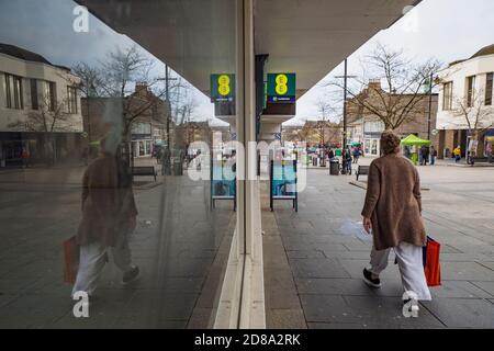 Airdrie, Lanarkshire settentrionale, Scozia, Regno Unito. 28 ottobre 2020. Vista del centro città di Airdrie, una città del Lanarkshire settentrionale che potrebbe essere soggetta ai criteri di blocco di livello 4 secondo il nuovo sistema di coronavirus del governo scozzese per controllare la diffusione del virus. Iain Masterton/Alamy Live News Foto Stock