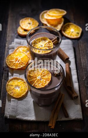 Inverno cioccolata calda. Cibo a basso contenuto di grassi e drink. Autunno Arancio secco. Foto Stock