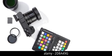 Posa piatta di apparecchiature fotografiche digitali isolate su sfondo bianco. Concetto di fotografia. Vista dall'alto. Spazio di copia Foto Stock