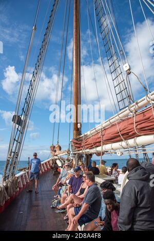 Christiansted, St. Croix, Isole Vergini americane - Marzo 8,2020: La storica Roseway Schooner con turisti per una crociera al tramonto a St. Croix Foto Stock