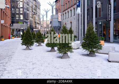 Vista generale della strada centrale del quartiere Rotermann durante le vacanze di Natale: Tallinn, Estonia - 1 dicembre 2019 Foto Stock