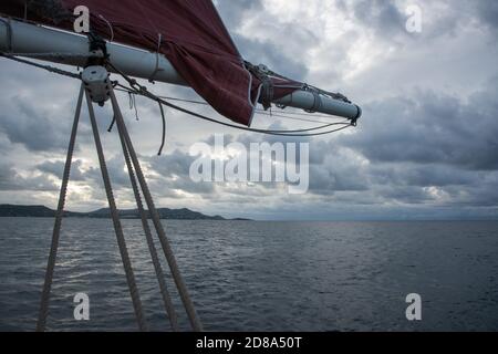 Christiansted, St. Croix, Isole Vergini statunitensi-Marzo 8,2020: Dettaglio del boom con vela a ruscello sulla storica Roseway Schooner durante una crociera al tramonto Foto Stock