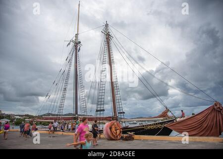 Christiansted, St. Croix, Isole Vergini americane - Marzo 8,2020: La storica Roseway Schooner con turisti per una crociera al tramonto a St. Croix Foto Stock