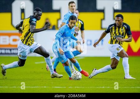 Idrissa Toure di Vitesse, Mauro Junior di PSV, Lois Openda di Vitesse durante il campionato olandese Eredivisie partita di calcio tra Vitesse C. Foto Stock