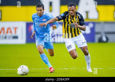 Mauro Junior di PSV, Lois Openda di Vitesse durante il campionato olandese Eredivisie partita di calcio tra Vitesse e PSV il 25 ottobre 202 C. Foto Stock