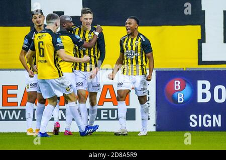 Lois Openda di Vitesse festeggia il suo gol durante la partita di calcio olandese Eredivisie tra Vitesse e PSV il 25 ottobre 202 C. Foto Stock