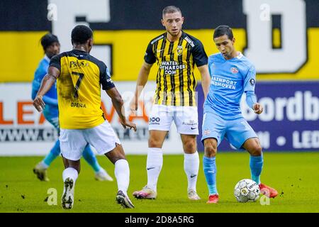 Lois Openda di Vitesse, Maximilian Wittek di Vitesse, Mauro Junior di PSV durante il campionato olandese Eredivisie partita di calcio tra vite C. Foto Stock