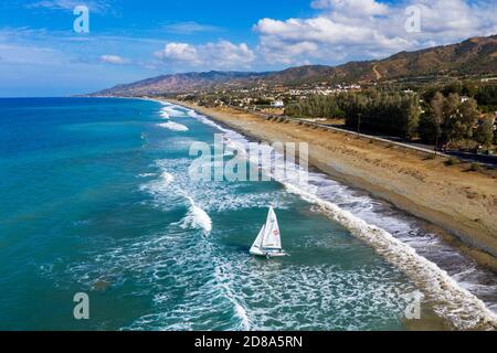 Vista aerea di una barca a vela in corso di lancio nei pressi di Agia Marina, Cipro. Foto Stock