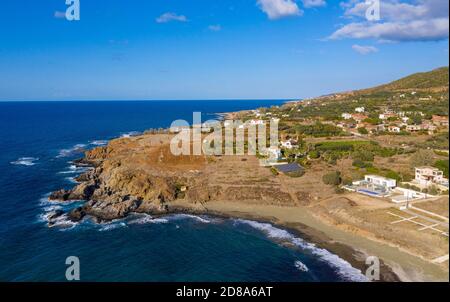 Veduta aerea della costa e del villaggio di Nea Dimmata sulla costa nord occidentale di Cipro Foto Stock