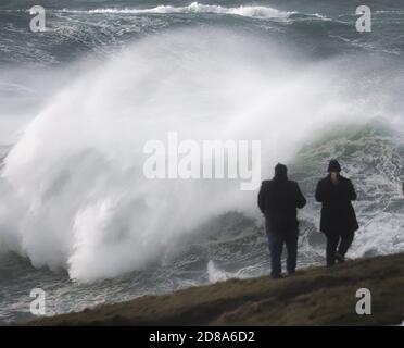 Newquay, Cornovaglia, 28 ottobre 2020. Tempo nel Regno Unito: Una tempesta generata dall'uragano Epsilon produce onde alte 10 metri per le folle di vacanze a metà termine a Cribbar Point, Fistral Beach Newquay UK. Credit: Robert Taylor/Alamy Live News" Foto Stock