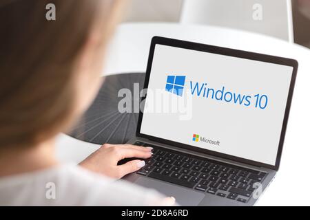 Guilherand-Granges, Francia - 28 ottobre 2020. Notebook con logo Microsoft Windows 10. Sistemi operativi sviluppati da Microsoft. Foto Stock