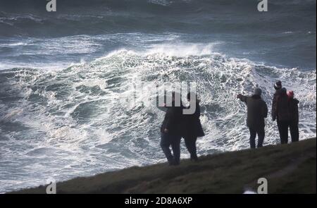 Newquay, Cornovaglia, 28 ottobre 2020. Tempo nel Regno Unito: Una tempesta generata dall'uragano Epsilon produce onde alte 10 metri per le folle di vacanze a metà termine a Cribbar Point, Fistral Beach Newquay UK. Credit: Robert Taylor/Alamy Live News" Foto Stock