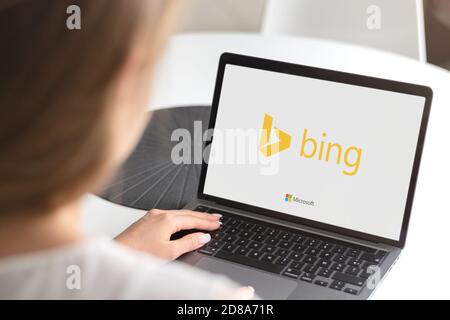 Guilherand-Granges, Francia - 28 ottobre 2020. Notebook con logo Microsoft Bing. Motore di ricerca Web di proprietà e gestito da Microsoft. Foto Stock