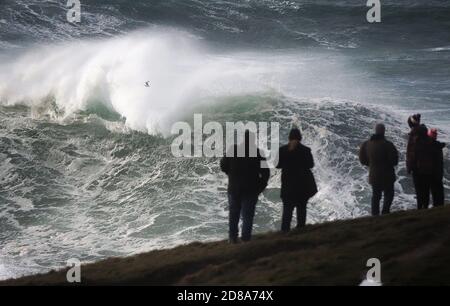 Newquay, Cornovaglia, 28 ottobre 2020. Tempo nel Regno Unito: Una tempesta generata dall'uragano Epsilon produce onde alte 10 metri per le folle di vacanze a metà termine a Cribbar Point, Fistral Beach Newquay UK. Credit: Robert Taylor/Alamy Live News" Foto Stock