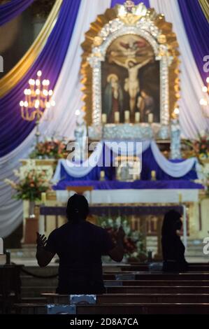 I credenti nel 'Signore dei Miracoli' vengono al tempio di San Agustín (Arequipa) per pregare l'immagine del 'Cristo viola'. Tutti i protocolli di salute wer Foto Stock