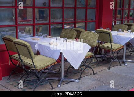 Posti a sedere e tavoli da pranzo all'esterno di un ristorante nel West End. Londra Foto Stock