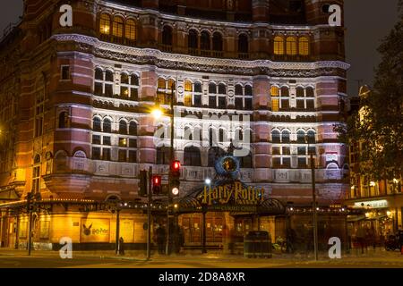 Il Palace Theatre di notte mostra Harry Potter e il bambino maledetto. Foto a lunga esposizione. Londra Foto Stock