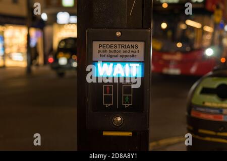 Pulsante di attesa passaggio pedonale di notte. Londra Foto Stock