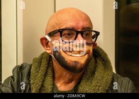 Londra, Regno Unito. 28 Ott 2020. Uomo in maschera sul treno a tubo. Credit: Ian Davidson/Alamy Live News Foto Stock