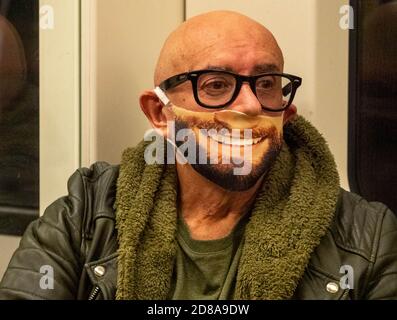 Londra, Regno Unito. 28 Ott 2020. Uomo in maschera sul treno a tubo. Credit: Ian Davidson/Alamy Live News Foto Stock