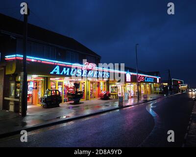 Leysdown, Kent, Regno Unito. 28 ottobre 2020. Regno Unito Meteo: Oscure nubi di pioggia minacciose si profilano sui portici di divertimento a Leysdown, Kent questa sera. Credit: James Bell/Alamy Live News Foto Stock