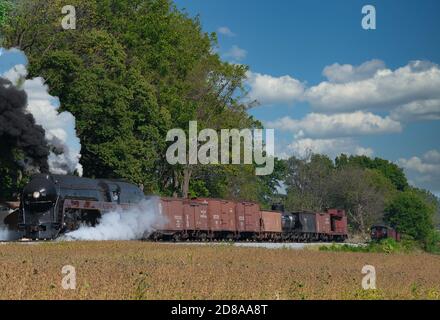 Strasburg, Pennsylvania, 2019 ottobre - treno a vapore d'epoca che pulisce fumo e vapore mentre si va attraverso la campagna Amish Foto Stock