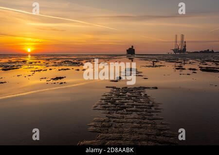 Grain Tower Battery all'Isola del grano con il Carro di perforazione ad olio Prospector 1 presso i moli Sheerness con il sole che sorge Foto Stock