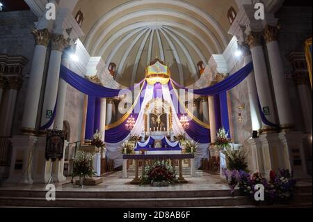 I credenti nel 'Signore dei Miracoli' vengono al tempio di San Agustín (Arequipa) per pregare l'immagine del 'Cristo viola'. Tutti i protocolli di salute wer Foto Stock