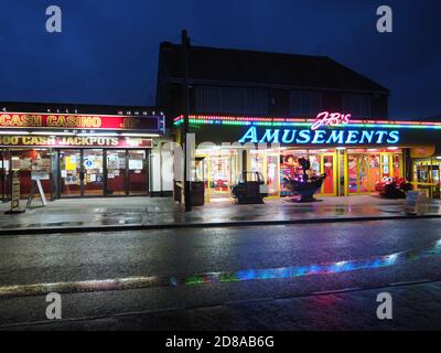Leysdown, Kent, Regno Unito. 28 ottobre 2020. L'estremità orientale dell'isola di Sheppey attualmente ha il rating più alto di Covid in Kent di 427.4 casi ogni 100,000. Nella foto: La strada principale della spiaggia nel centro di Leysdown popolare tra i visitatori. Credit: James Bell/Alamy Live News Foto Stock