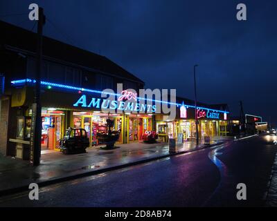 Leysdown, Kent, Regno Unito. 28 ottobre 2020. L'estremità orientale dell'isola di Sheppey attualmente ha il rating più alto di Covid in Kent di 427.4 casi ogni 100,000. Nella foto: La strada principale della spiaggia nel centro di Leysdown popolare tra i visitatori. Credit: James Bell/Alamy Live News Foto Stock