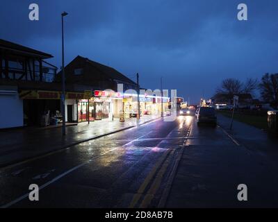 Leysdown, Kent, Regno Unito. 28 ottobre 2020. L'estremità orientale dell'isola di Sheppey attualmente ha il rating più alto di Covid in Kent di 427.4 casi ogni 100,000. Nella foto: La strada principale della spiaggia nel centro di Leysdown popolare tra i visitatori. Credit: James Bell/Alamy Live News Foto Stock