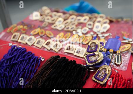 I commercianti vendono gli accessori religiosi del Signore dei Miracoli Foto Stock