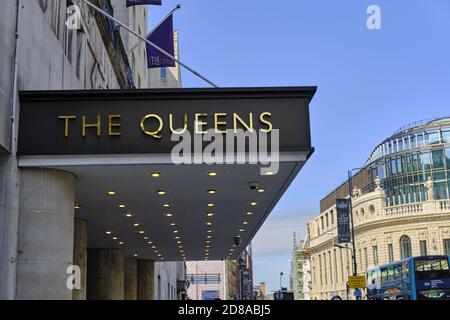 LEEDS, REGNO UNITO - 08 agosto 2020: L'hotel Queen nel centro di leeds con il nuovo e maestoso edificio sullo sfondo in una giornata di sole. Foto Stock